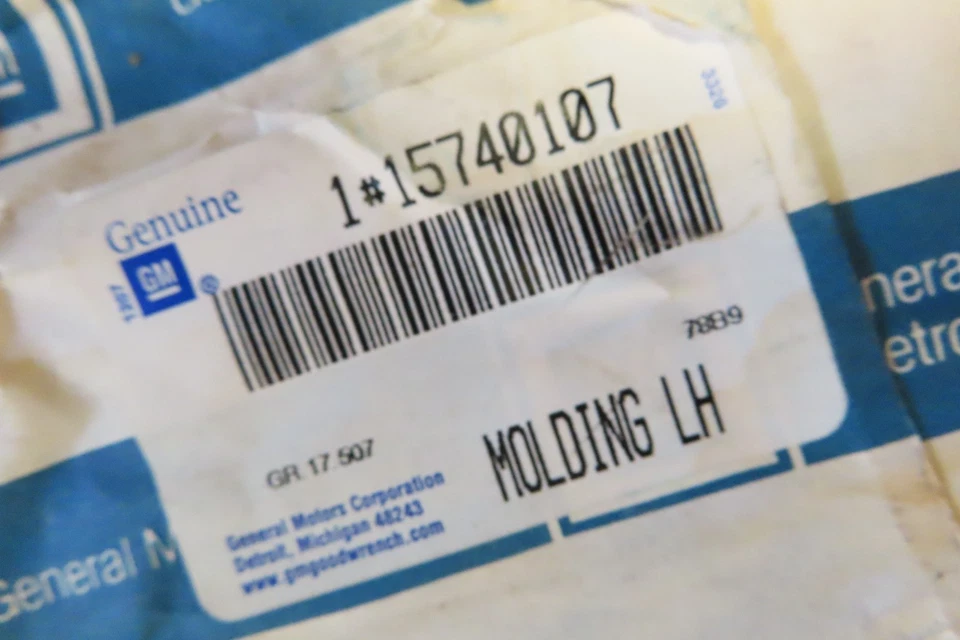 New GM OEM 1988 - 1998 Chevy GMC pickup truck box bed side molding NOS - Image 2 of 4