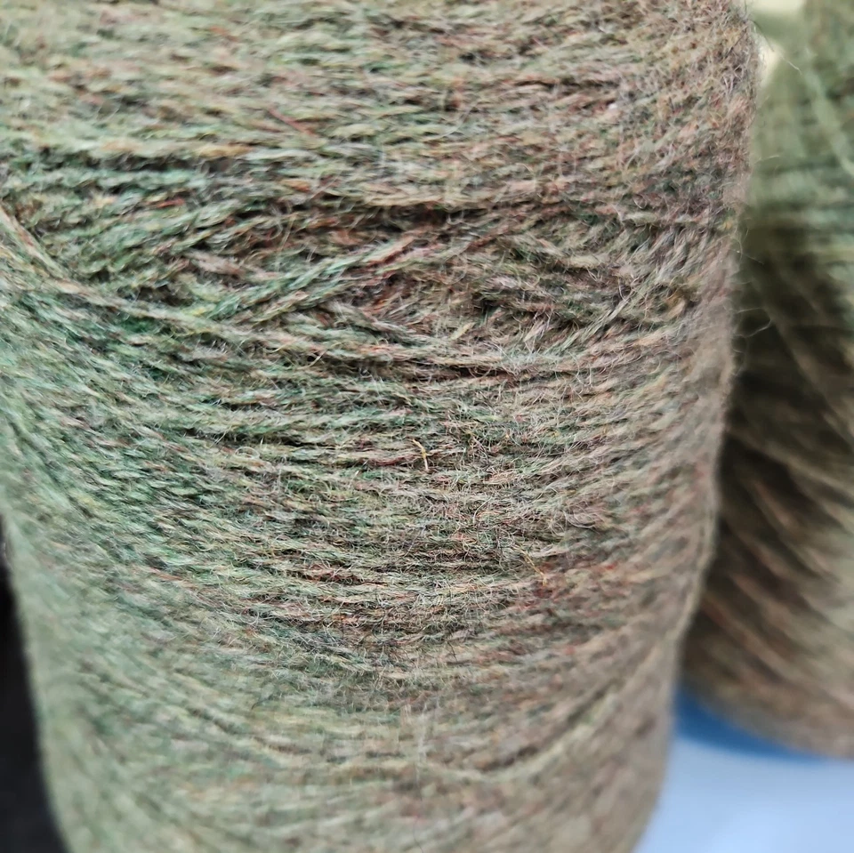 (102) 2 CONES OF GREEN KNITTING YARN  APPROX 750G UNKNOWN MIX - Image 2 of 4