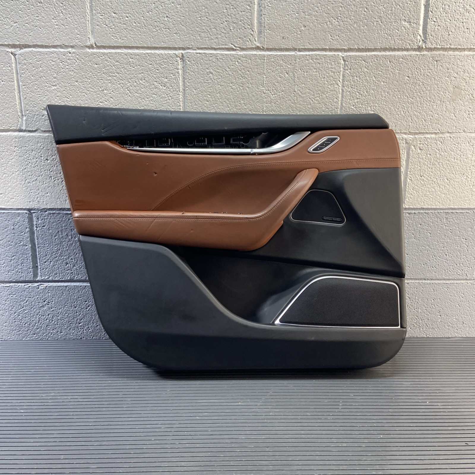 2017-2020 Maserati Levante M161 Front Left Door Trim Panel Tan/ Black OEM *NOTE*