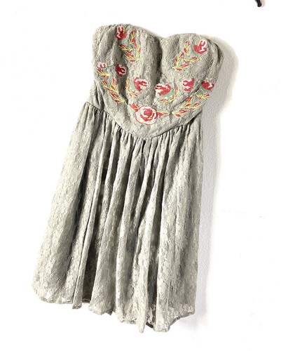 Tobi Damen großes grau rot Blumen Spitze Herzausschnitt trägerloses Freizeitkleid - Bild 3 von 8