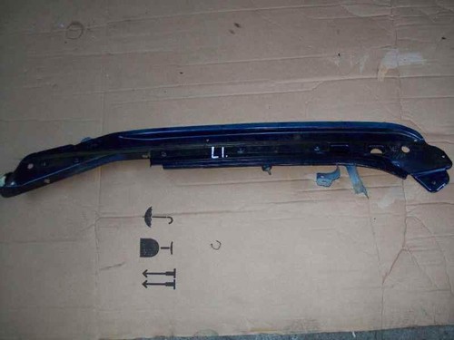 Kotflügelaufnahme links Touareg