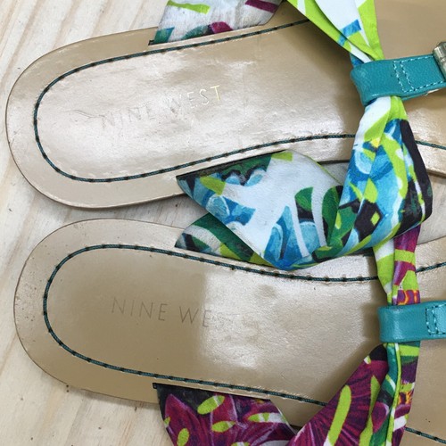 Sandalias Nine West para mujer 8 M Spice It Up tanga planas estampado verde puntera informal - Imagen 9 de 12