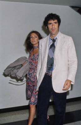 Elliott Gould and Brazilian American actress Jennifer O Neill atte- Old Photo 2