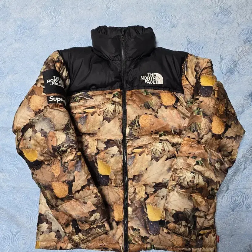 Supreme x The North Face Leaf Pattern Puffer Jacket - FW 16 thumbnail 2