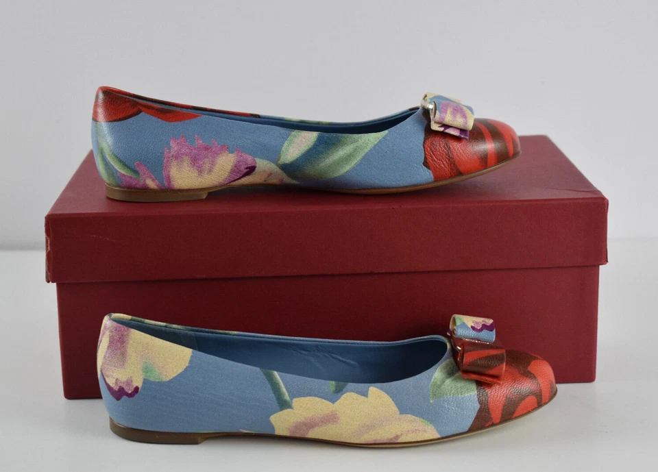 NIB Salvatore Ferragamo Sz 7 B Varina Prin Floral Leather Ballet Flats Logo Bow Foto 3 de 4