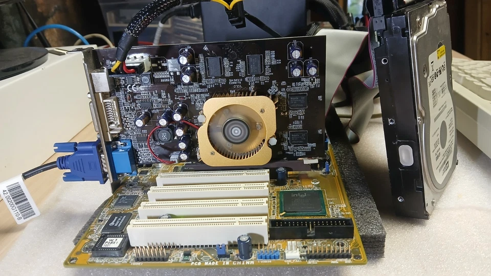 VINTAGE - CLUB3D ATI Radeon 9550  UNIQUE DESIGN RETRO GAMING VGA - Image 4 of 4