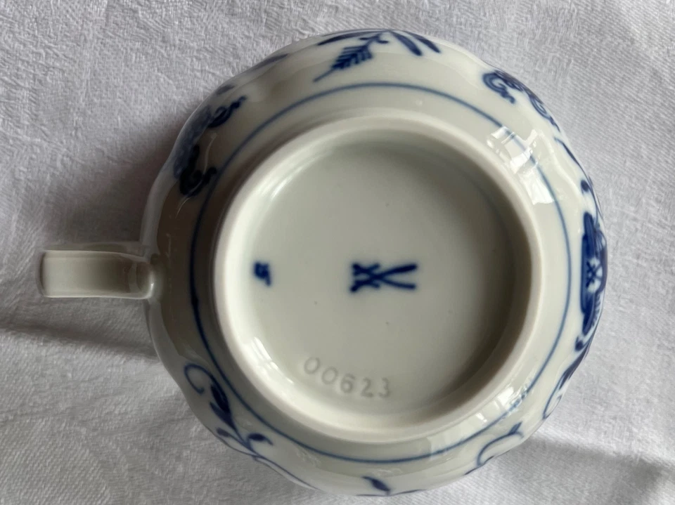 MEISSEN Teetasse  Zwiebelmuster  Neuer Ausschnitt  1. Wahl  Form 00623 - Bild 3 von 4