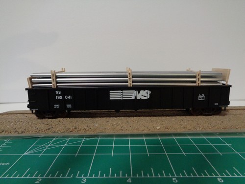 Atlas Trainman 52' Mill Gondola NS w/Custom Pipe Load - Picture 5 of 7