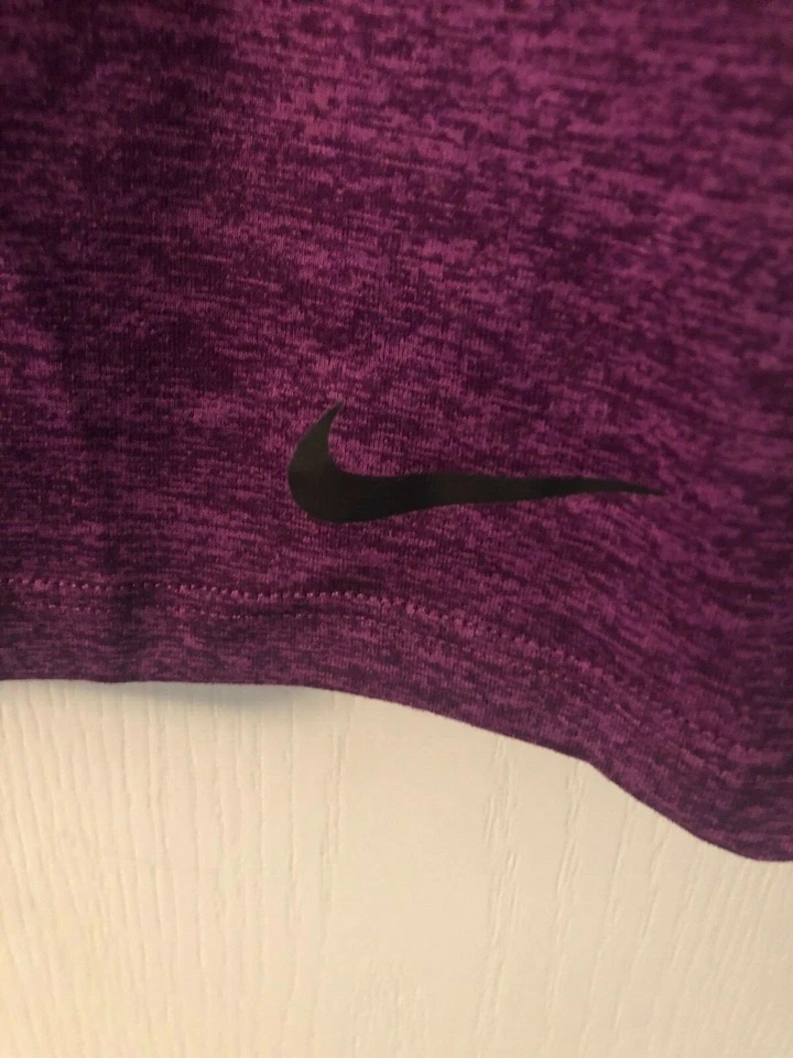 Camisa de manga corta para mujer Nike Legend Foto 2 de 3