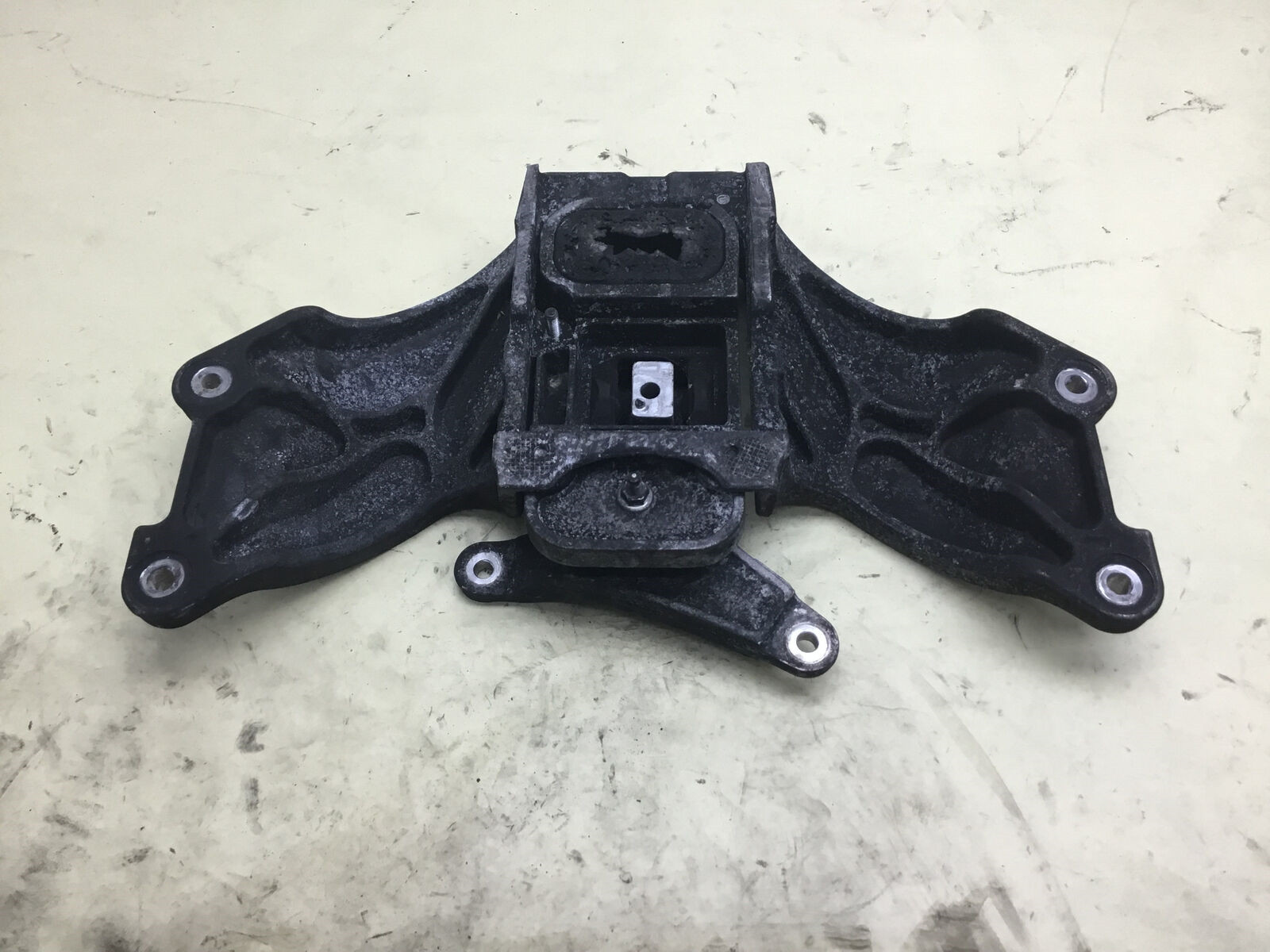 13-18 Bentley Flying Spur W12 Gearbox Transmission Mount Bracket Crossmember |:Y