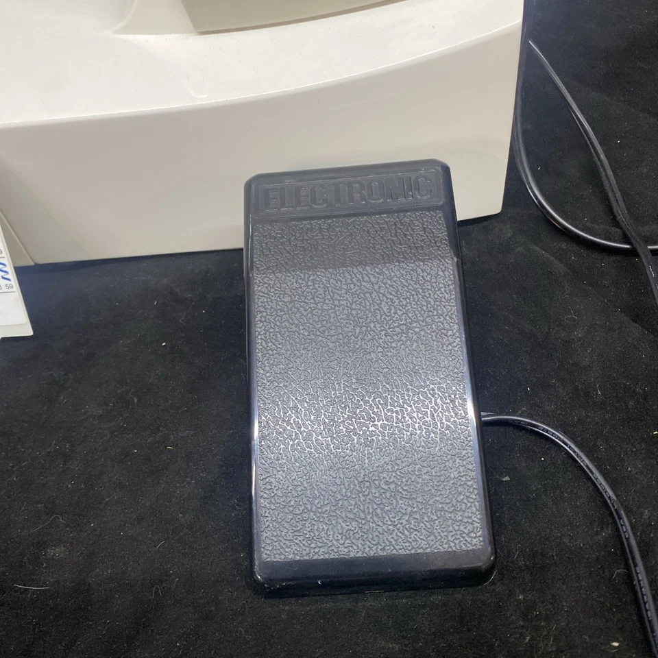 Máquina de coser electrónica computarizada Singer Ingenuity 7436 con pedal funcionando Foto 2 de 4