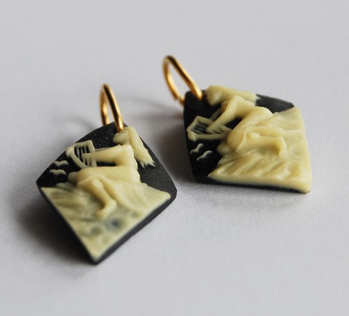 VINTAGE 2 PENDANT BEADS SIREN MERMAID HARP ON A ROCK • 20x15 • BLACK OR GRAY - Picture 2 of 5