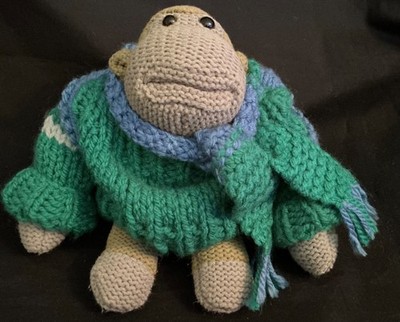 PG Tips Affe trägt einen handgestrickten Pullover, Schal und Umhängetasche P.G. Schimpanse