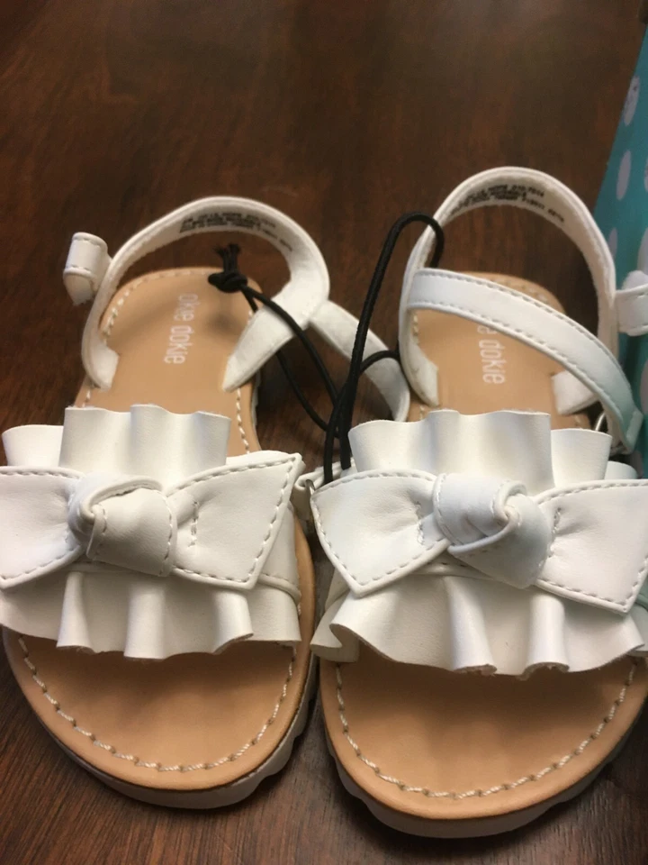 Sandalias blancas nuevas con caja Okie Dokie Lil Hope talla 8M  Foto 2 de 3