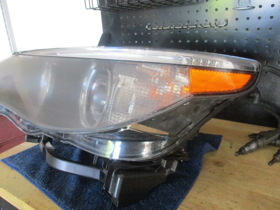 Faro halógeno izquierdo BMW 530i 2004-2007 con bombilla y señal de estacionamiento/giro Foto 2 de 4