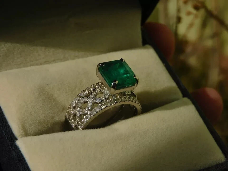 3. Impresionante anillo de diamantes y esmeraldas naturales talla princesa de quilates de oro blanco sólido de 14 quilates Foto 3 de 4