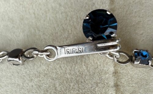 Set collana e orecchini VVTG corona Trifari firmata blu zaffiro e strass AB - Foto 3 di 11