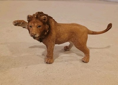 2007 Schleich Young Lion 14374 Retired Swiping Front Paw Animal Figure Figurine