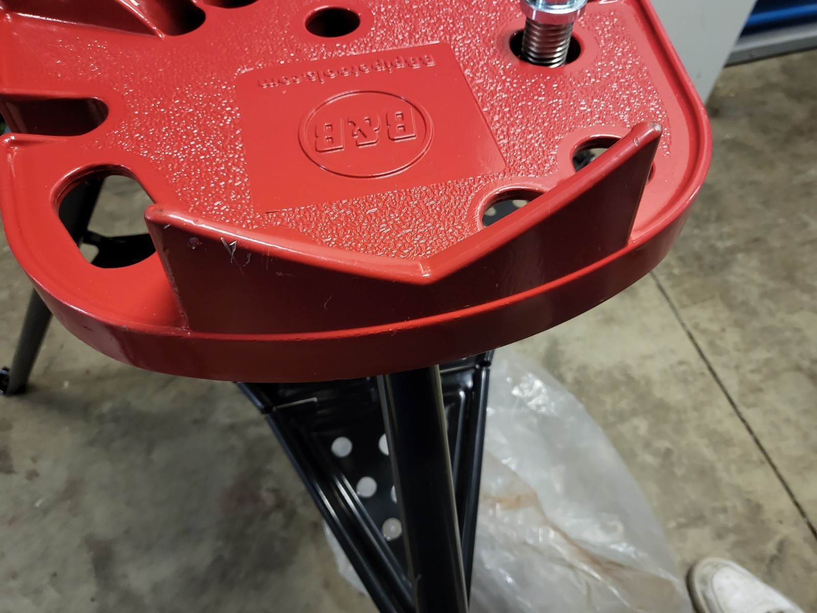 B&B 6100 Tri-stand Chain Vise 1/8 inch to 6 inch Pipe Capacity 