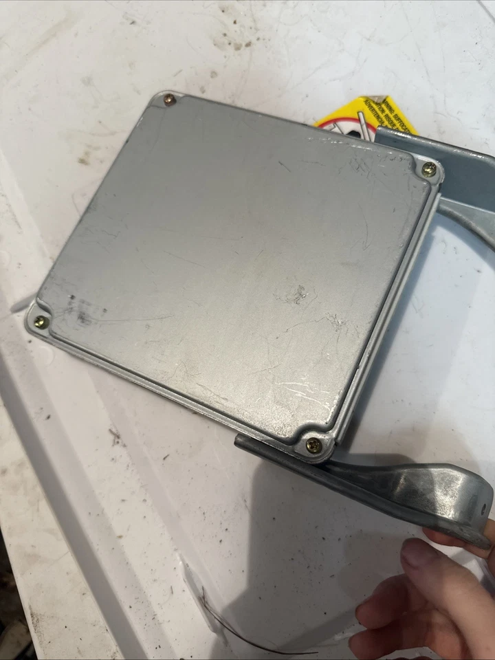89661-3D570 ECM ECU OEM 1999 Toyota 4Runner 3.4 A/T 4x4 - Image 3 of 3