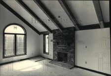 1987 Press Photo The living room of the 2,142-square-foot home - mja21136