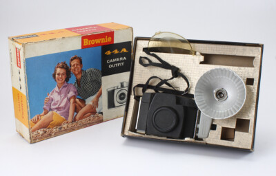 KODAK BROWNIE 44A, MADE IN ENGLAND, BOXED, BAD SHUTTER, AS-IS/cks