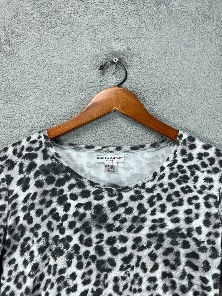 Camiseta Rebecca Malone Mujer Pequeña Pequeña Leopardo Gris Cuello en V Manga 3/4 Foto 4 de 4