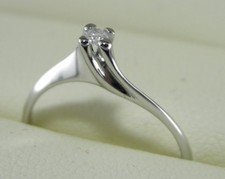 Anello solitario in oro bianco