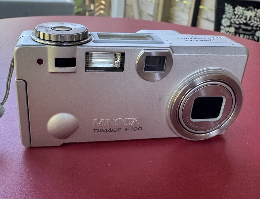 Minolta Dimage F100 Digital Camera 4.0 Mega Pixel Silver For