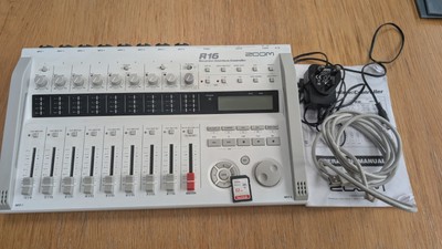 Zoom R16 Multi-Track Digital Recorder/Interface mit 32g SD Karte