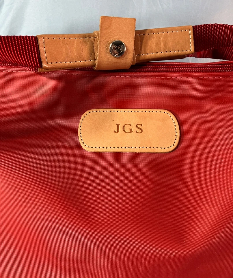 Bolso de Lona JON HART DESIGN Rojo Lona Recubierta 22" AJUSTE DE CUERO BRONCEADO Monograma Foto 2 de 4