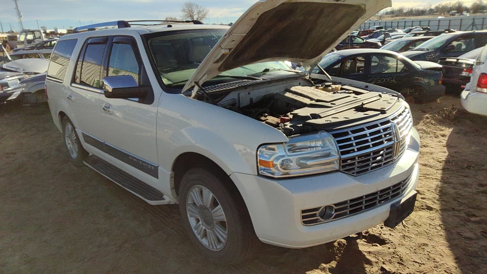 2007-2008 Lincoln Navigator Driver Left Rear Knuckle Assembly Stub Axle With Hub - Image 2 of 4