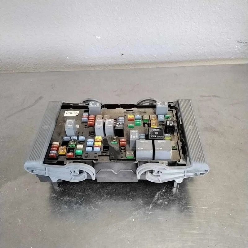 Conjunto de módulo de relé de caja de fusibles de motor Chevy Silverado 1500 2010-2013 OEM Foto 3 de 4