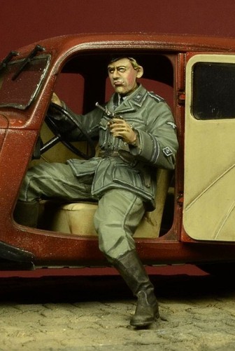 D-Day Miniature DD-35053 1/35 German SD Driver for Citroen 11CV - Picture 2 of 4
