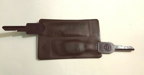 VTG Oldsmobile Emergency Plastic Keys Advertising The New Generation Buick - Picture 3 of 3