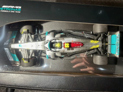 1/18 Minichamps - 2022 MERCEDES-AMG F1 W13 E #44 - LEWIS HAMILTON - SPANISH GP - Picture 4 of 23