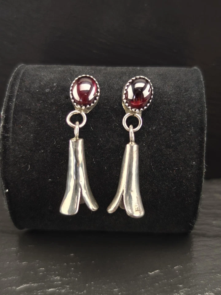 Brincos de prata esterlina pendurados em granada de piropo escuro vermelho sudoeste flor de abóbora - Imagem 3 de 4
