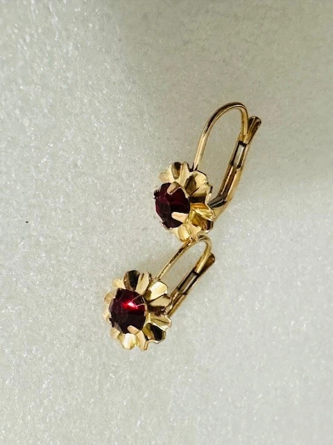 Pendientes Huggie Estate "Flor" Rubí Oro Amarillo 14K Foto 2 de 4