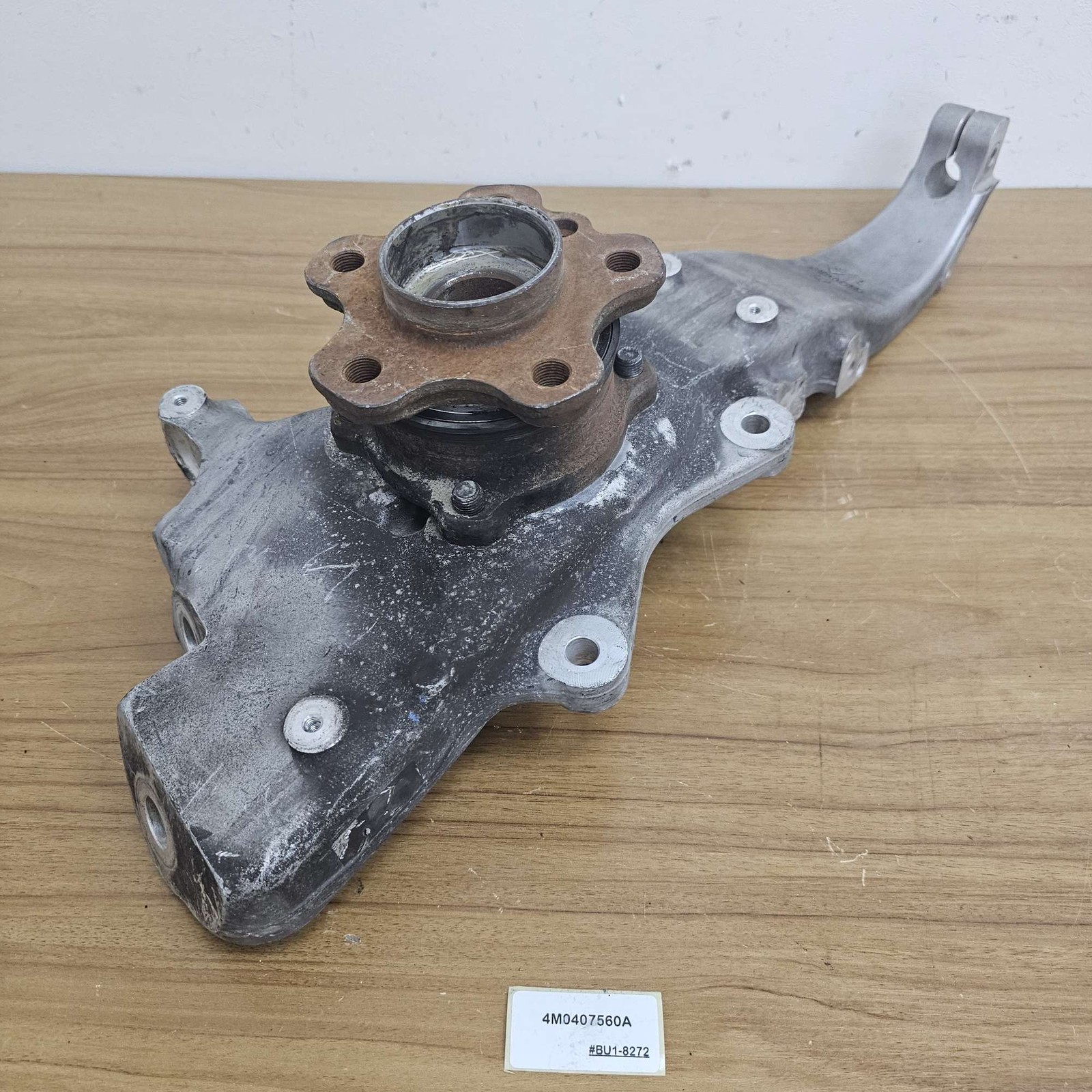 2021 Lamborghini Urus Rotary Fist Front Right 4M0407560A
