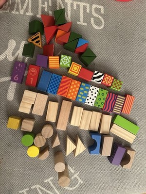 50 Wooden house building blocks and shape sorting box / Holzbauklötze Bauklötze