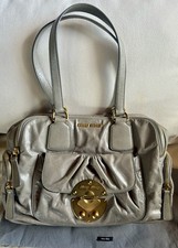 Miu Miu Tasche in Grau Schultertasche