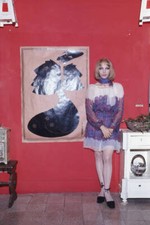 italian actress Mariangela Melato, wearing a violet and white dres- 1970 Photo