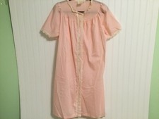 SMART TIME Vintage Snap Front Lounge Robe Size 16 Pink Lace Flower Accent Flaws