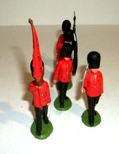 BRITAINS TOY SOLDIERS VINTAGE 1987 SCOTS GUARDS MARCHING RIFLES SET