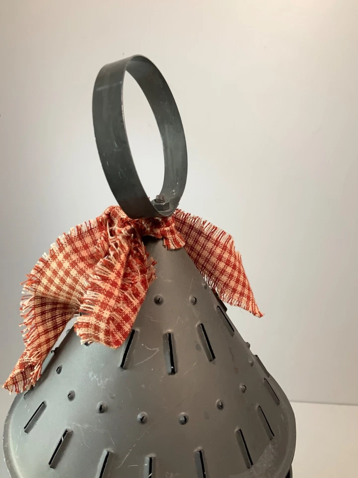 Juego de 2 linternas primitivas de panadería de hojalata perforada de 14,5 pulgadas Foto 4 de 4