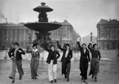 Group models Place de la Concorde showing off their flared trouser- 1933 Photo