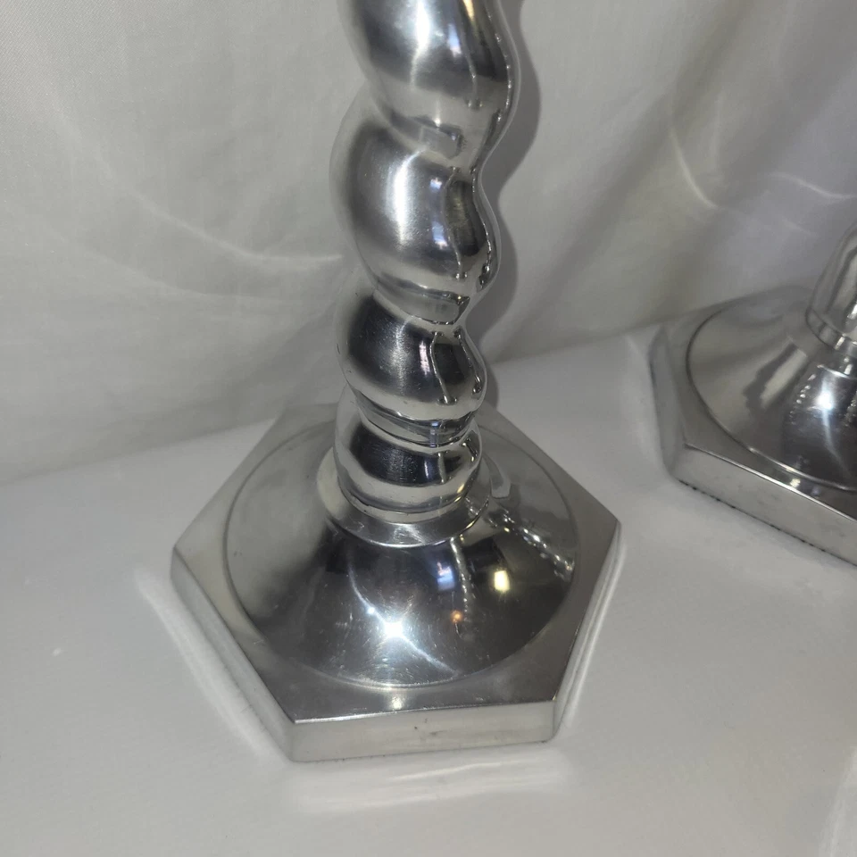 Juego de tres candelabros de metal fundido pulido remolino pesado Foto 4 de 4