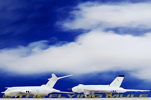 Corgi Avro Vulcan B.2 & Handley Page Victor B.2 V-Bomber Force 2 Plane Set 1963 - Picture 3 of 24