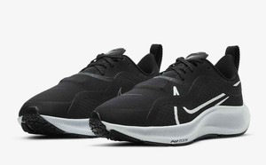Nike Air Zoom Pegasus 37 Shield Damen-Laufschuh - black/white-pure platinum-reflective silver 