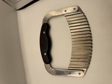 PAMPERED CHEF Curved Crinkle Cutter with Guar...